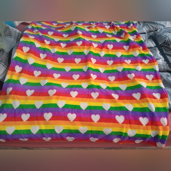 Rainbow Stripped Heart Twin Size Throw Pre-owned - Picture 5 of 6